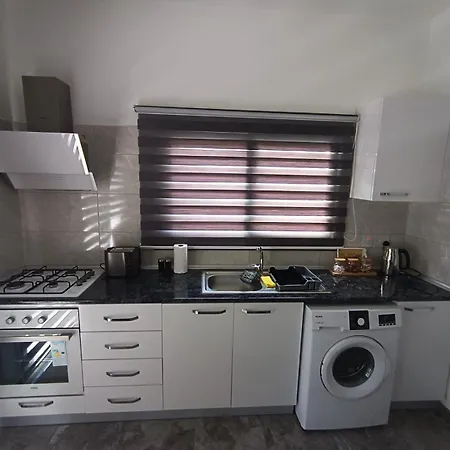 Cem's 2 Bedroom Famagusta Centre Апартаменты Фамагуста