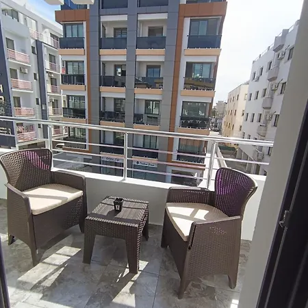 Cem's 2 Bedroom Famagusta Centre شقة *